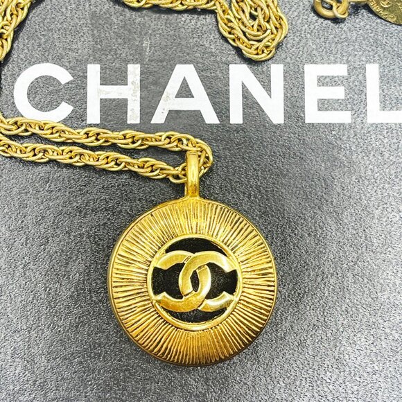 Authentic CHANEL CC Vintage 24K Gold Plated Necklace Chain Medallion Pendant - Picture 2 of 11